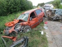 Vážna dopravná nehoda v obci Bzince pod Javorinou Vážna dopravná nehoda v obci Bzince pod Javorinou