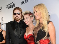 Miley Cyrus robili na spoločenskom podujatí spoločnosť rodičia Billy Ray a Tish.