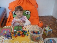 Alžbetka si dodnes nedokáže sama zapnúť gombík Alžbetka si dodnes nedokáže sama zapnúť gombík