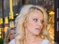 Pamela Anderson si v šatách s výstrihom vyrobila trapas. Jeden prsník mala menší, druhý väčší. 