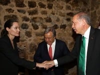Recep Tayyip Erdogan a Angelina Jolie