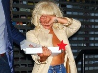 Lady Gaga si pred fotografmi schovávala tvár, no ukázala im prsia.