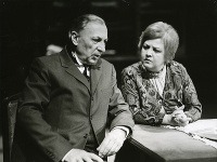 Zľava: Ladislav Chudík a Eva Krížiková počas divadelnej hry Meštiaci (1982) od Maxima Gorkijho.