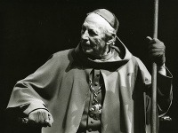 Slovenský herec Ladislav Chudík v divadelnej hre Jeana Anouilha Becket alebo Božia česť (1996) na doskách Slovenského národného divadla.