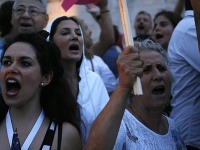 Gréci pravidelne demonštrujú v uliciach. 