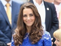 Pre Kate Middleton sú typické hnedé vlnité vlasy. 