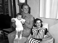 Fotka z roku 1947 zachytáva manželov Dianu a Kirka Douglasa s ich druhým synom Joelom.
