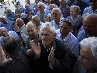 Grécki dôchodcovia sú z celej situácie zúfalí.
