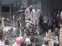 Demi Lovato sa pred zrakmi fanúšikov zosypala na zem.