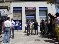 Ľudia v Grécku vyberajú z bánk svoje úspory