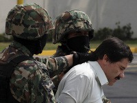 Guzmána vedú policajti v putách