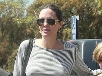 Vychudnutá Angelina Jolie si po operácii pŕs na nosenie podprsenky vôbec nepotrpí. 
