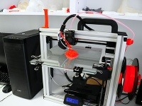 3D FDM tlačiareň Felix na Lekárskej fakulte v  Bratislave schopná tlačiť s presnosťou 50 mikrónov