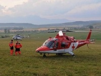 Vrtuľník Leteckej záchrannej služby Air Transport Europe a posádka čakajú na poli neďaleko obce Hrabušice počas havárie.