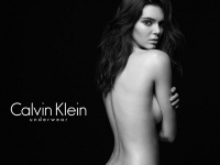 V reklame pre známu značku vyzerajú byť prsia Kendall Jenner o čosi väčšie. 