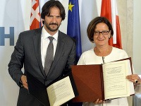 Robert Kaliňák a spolková ministerka vnútra Rakúskej republiky Johanna Mikl–Leitnerová pri podpise memoranda