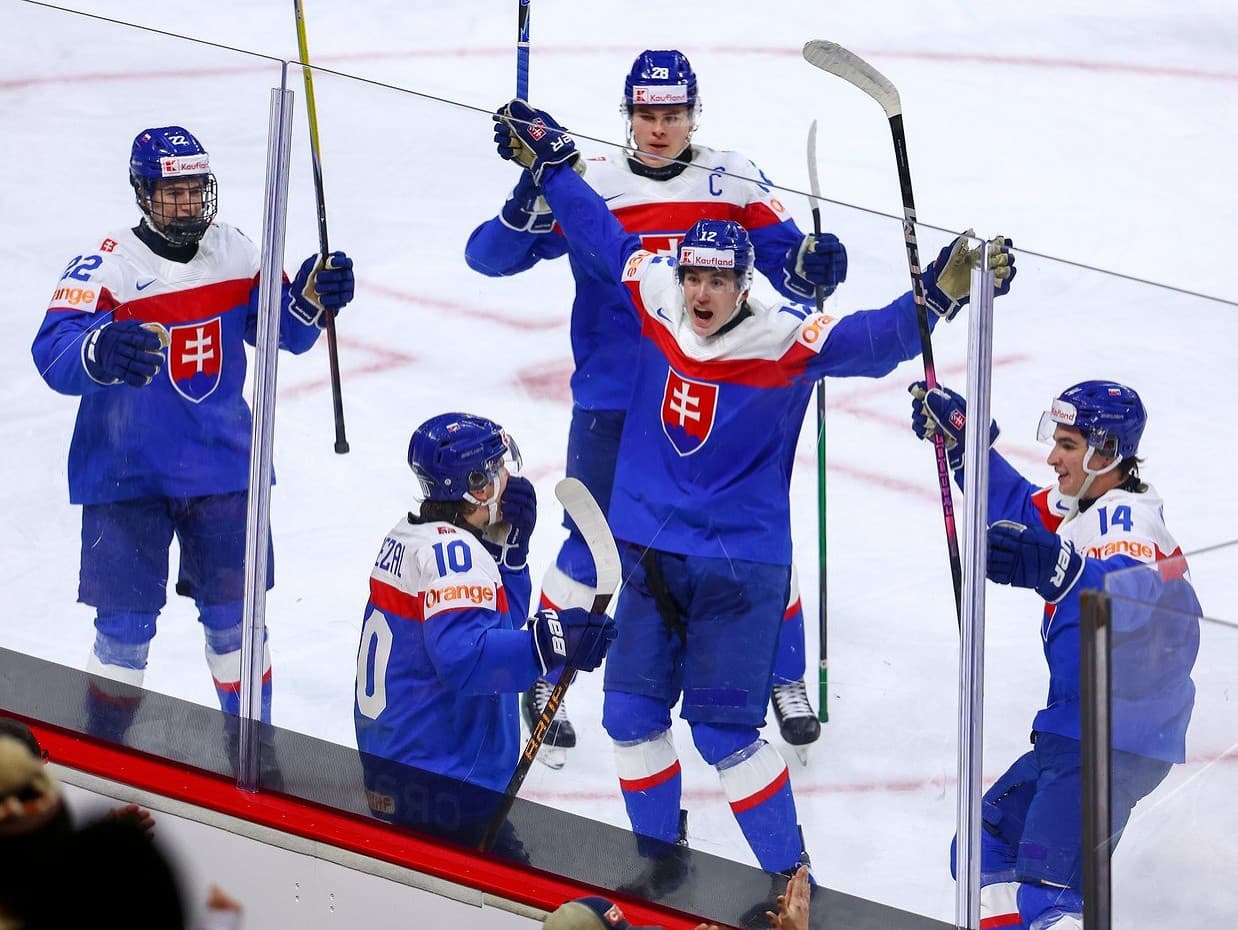 Hráči Slovenska oslavujú gól