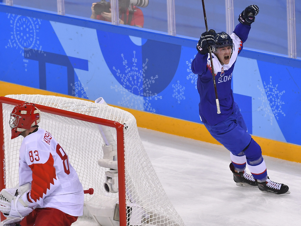 Marcel Haščák (Slovensko) sa raduje po góle spoluhráča Petra Ölveckého