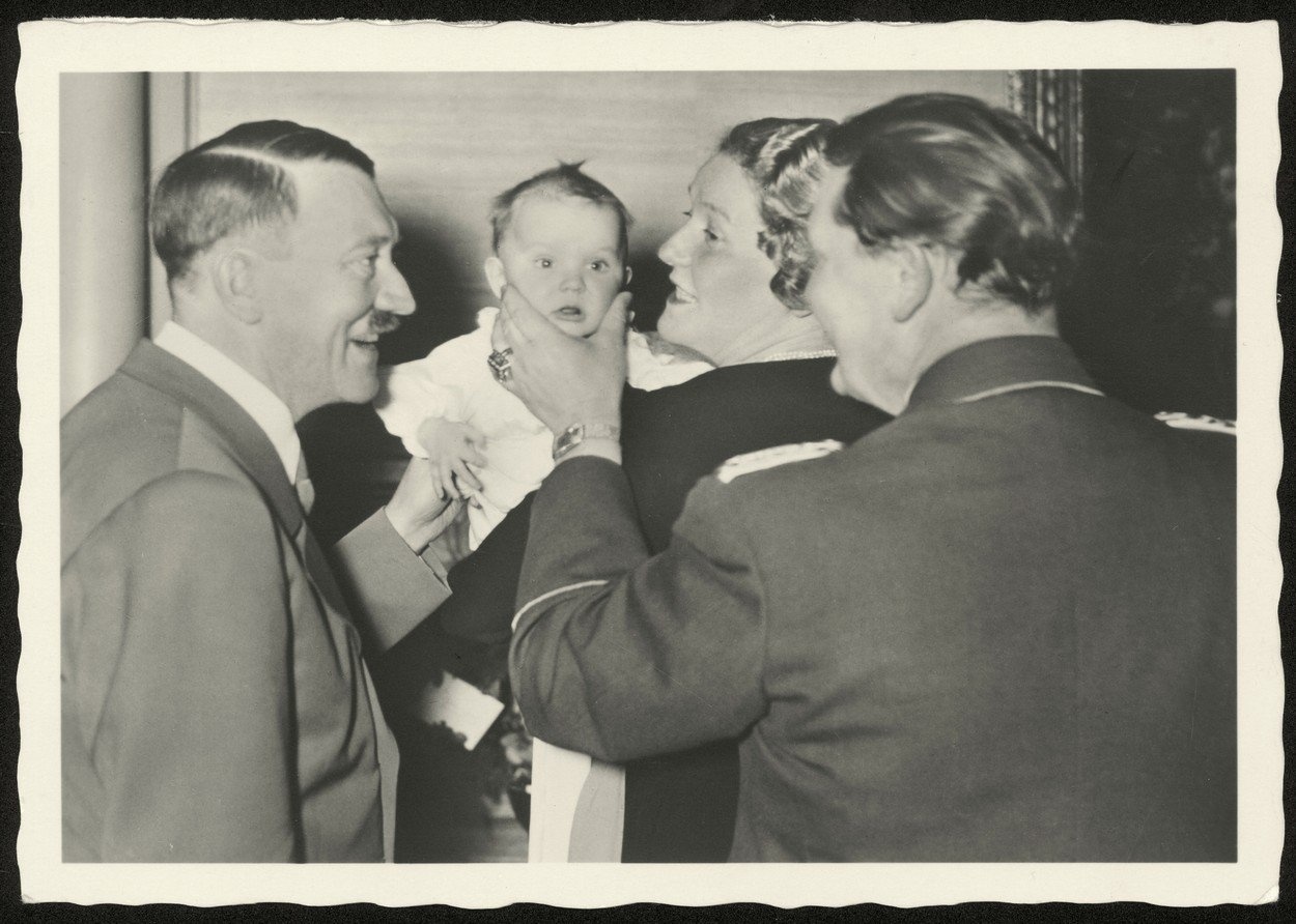 Adolf Hitler bol krstným otcom jediného dieťaťa Hermanna Goringa.
