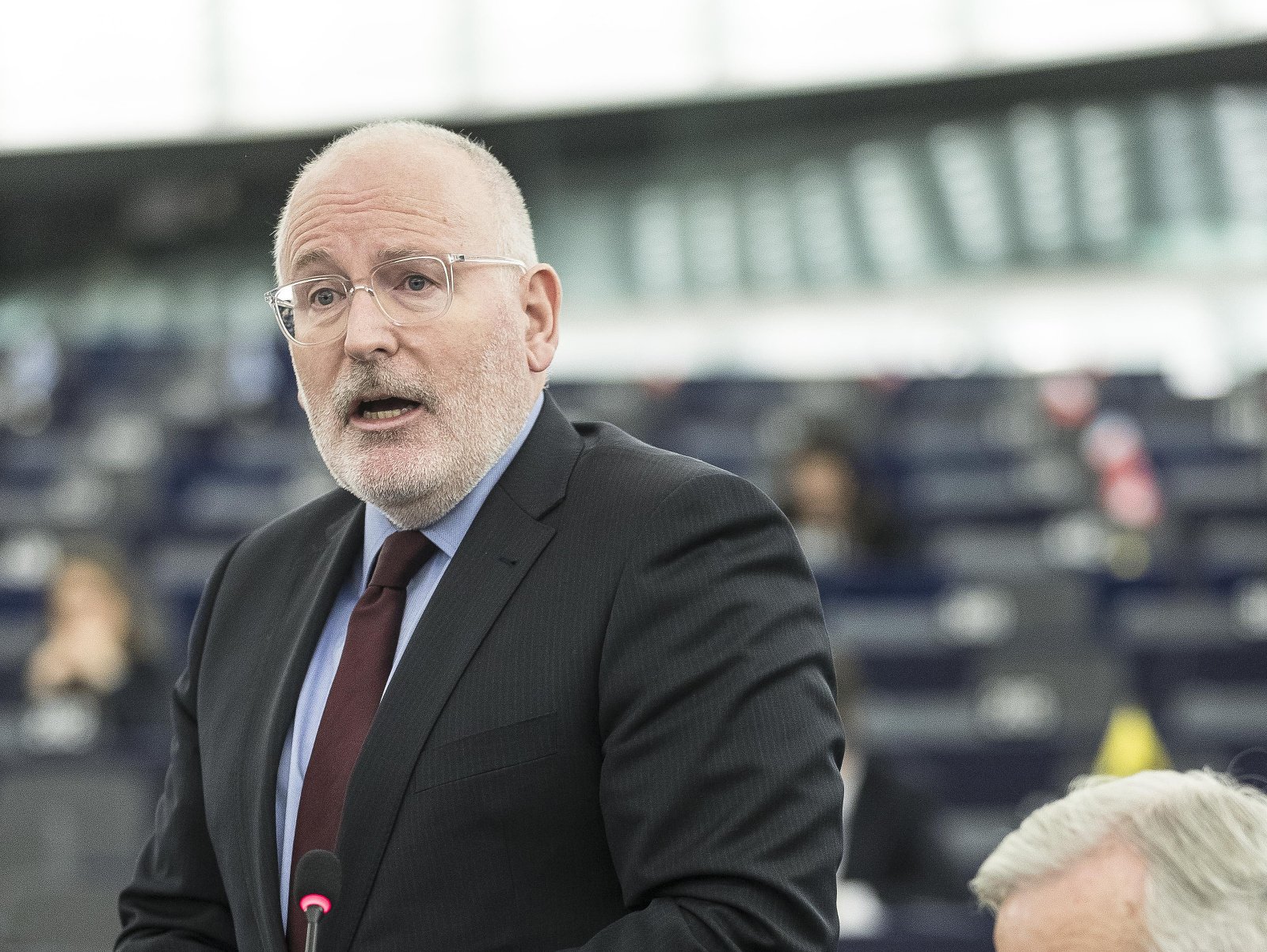  Callanan označil Timmermansa za hlúpeho chlapca