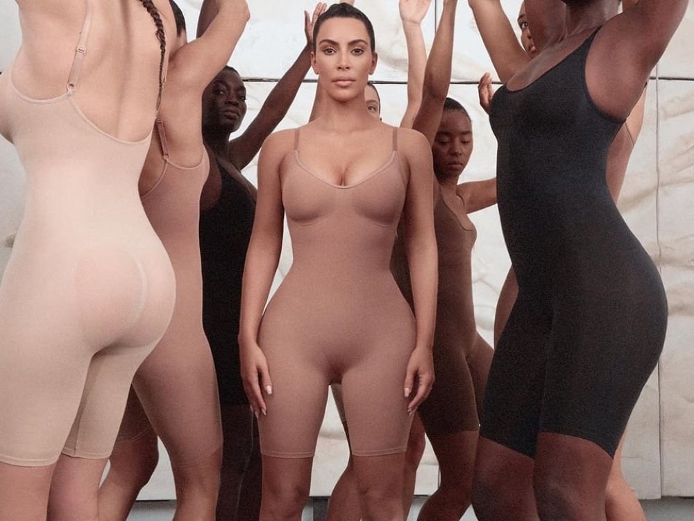 Kim Kardashian novou značkou tvarovacej bielizne pobúrila celý svet