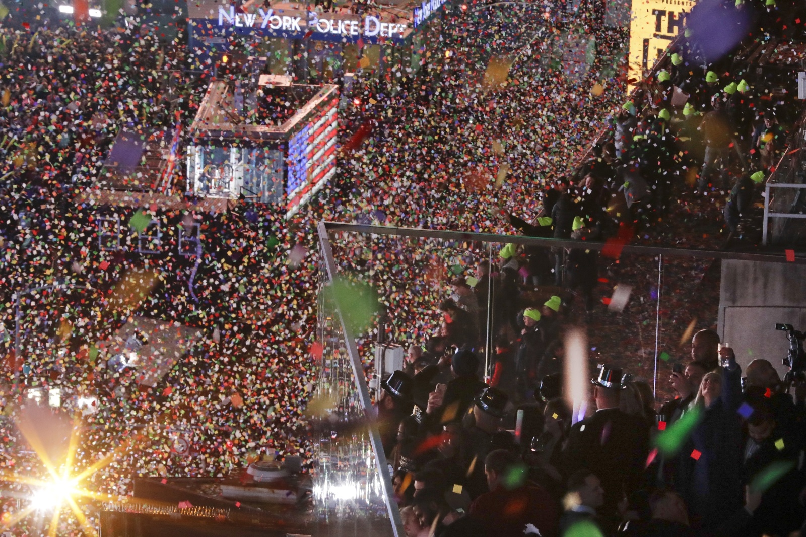 Ohňostroj exploduje počas novoročných osláv na Times Square v New Yorku
