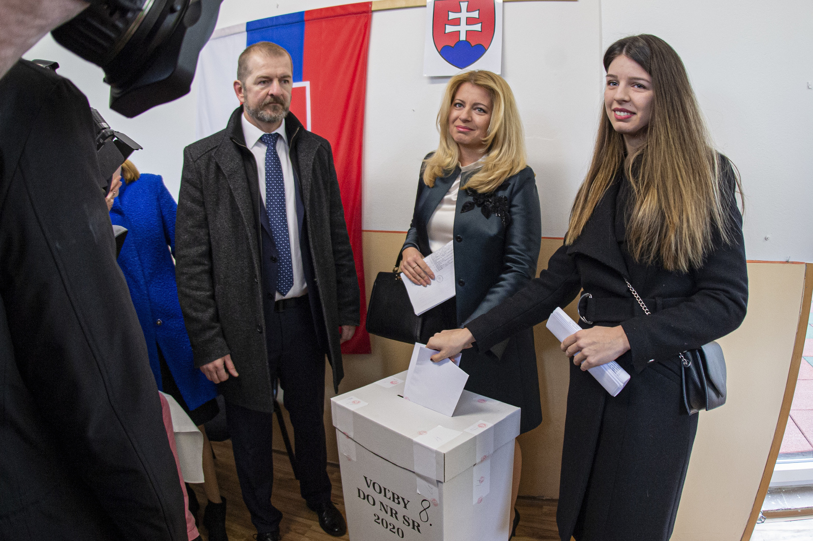Na snímke prezidentka SR Zuzana Čaputová čaká s dcérami pred volebnou miestnosťou vo voľbách do Národnej rady