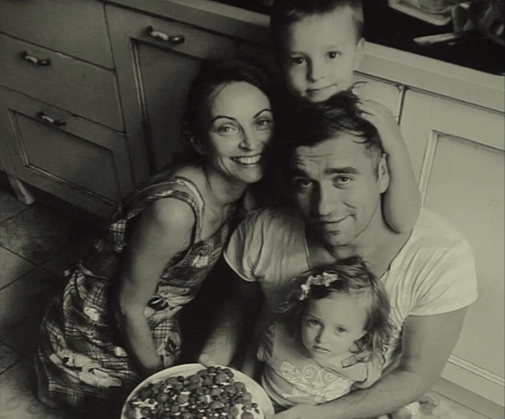 Trojnásobný otec Milan Ondrík s partnerkou Zuzanou Moravcovou a dvomi staršími deťmi. 