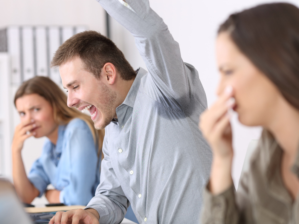 Príťažlivý architekt so ZAPÁCHAJÚCIM