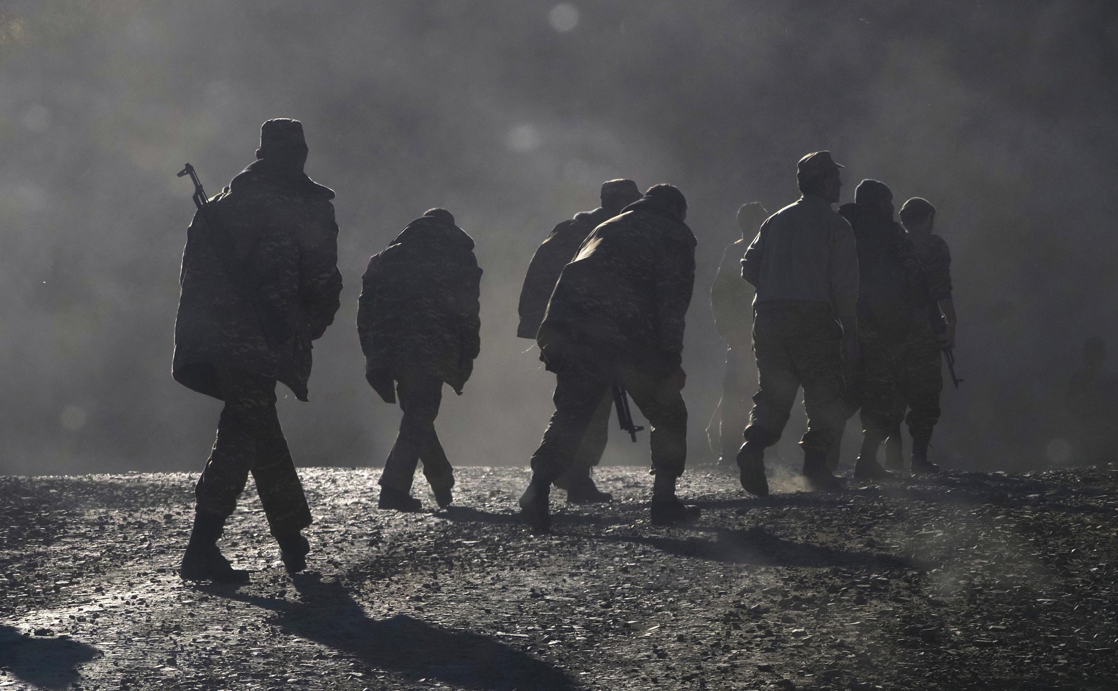 Na snímke etnickí arménski vojaci kráčajú pri ceste neďaleko hranice medzi Náhorným Karabachom a Arménskom počas bojov medzi arménskymi a azerbajdžanskými vojenskými jednotkami v samozvanom regióne Náhorný Karabach