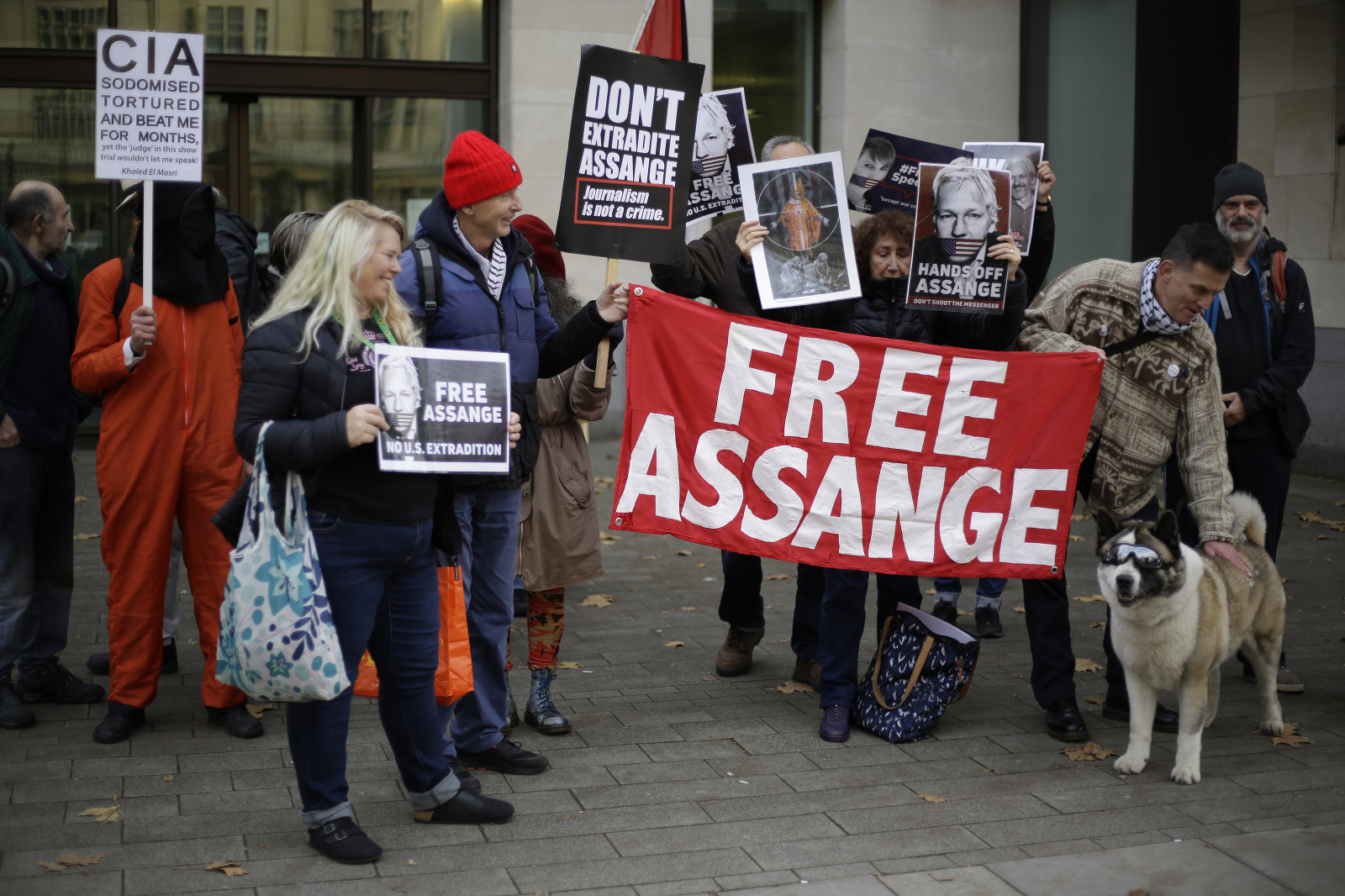 Ľudia protestujúci za slobodu Juliana Assangea