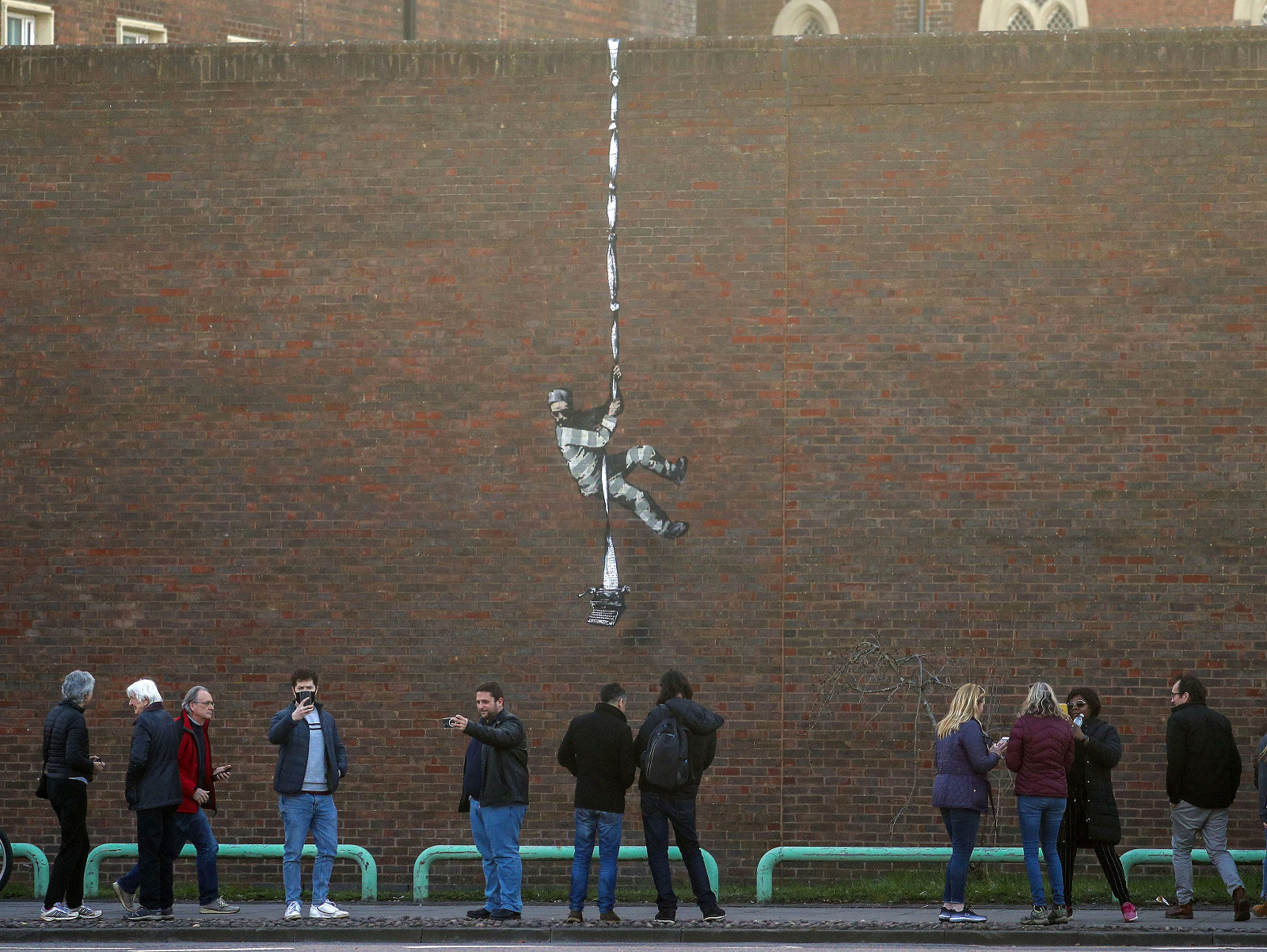 Banksy potvrdil, že je autorom diela na múre bývalej väznice