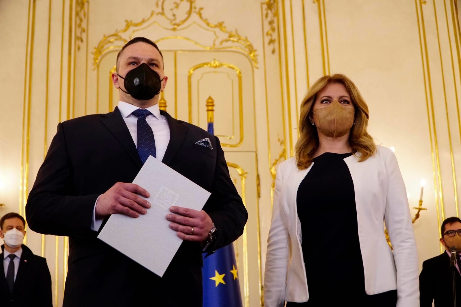 Michal Aláč s poverovacím dekrétom u exprezidentky Zuzany Čaputovej.