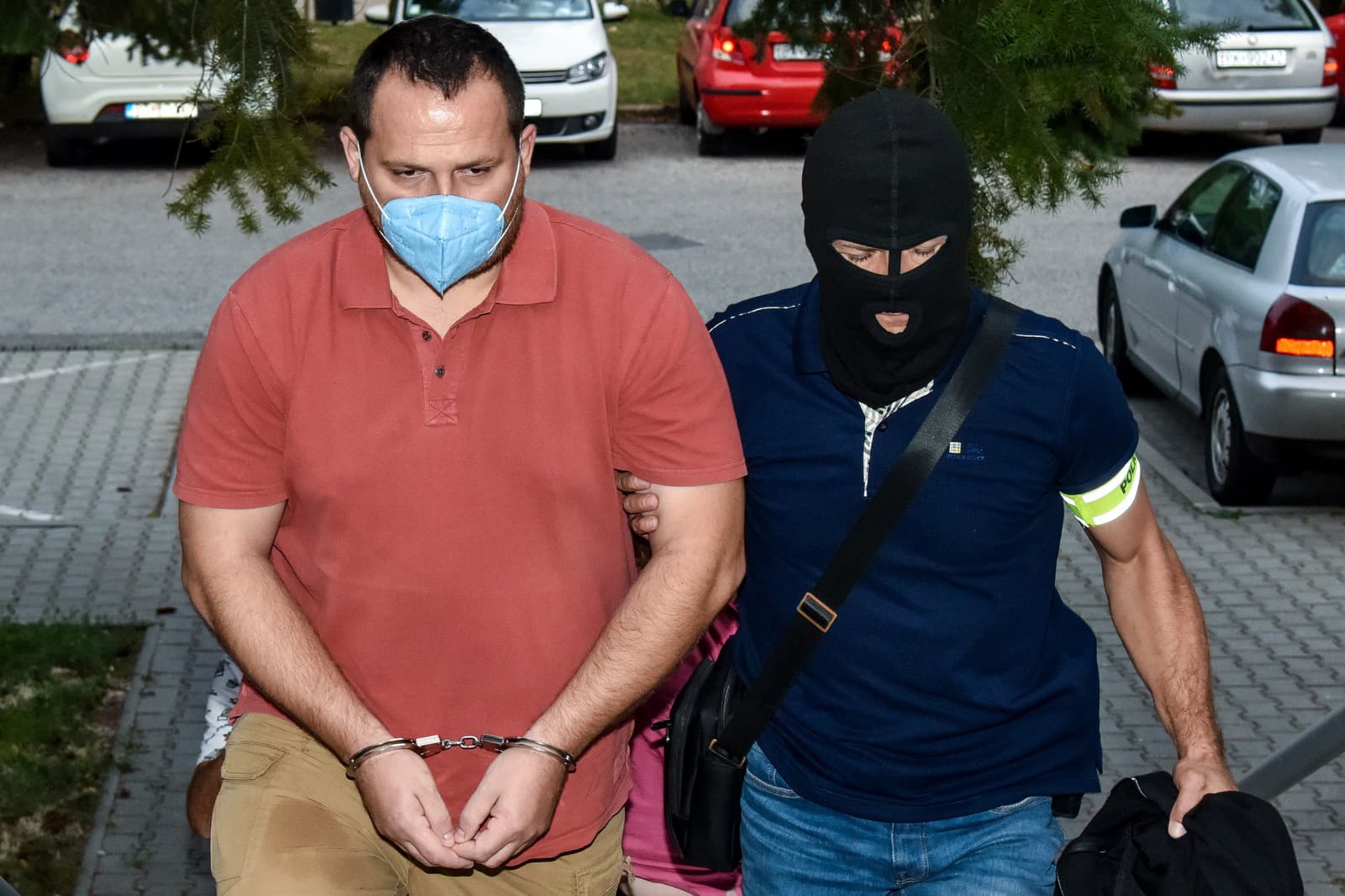 zadržaný Pavol Ďurka prichádza v sprievode polície na Okresný súd (OS) Bratislava III