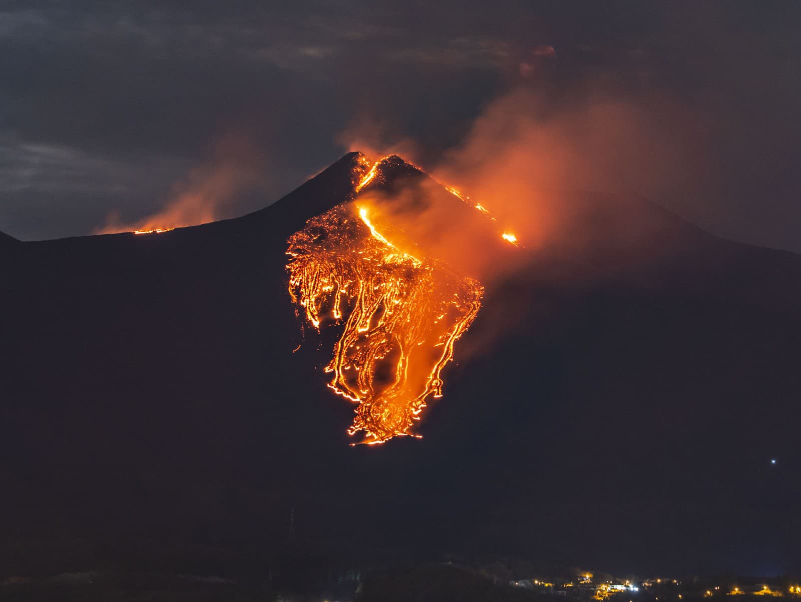 Sopka Etna opäť chrlila lávu a popol