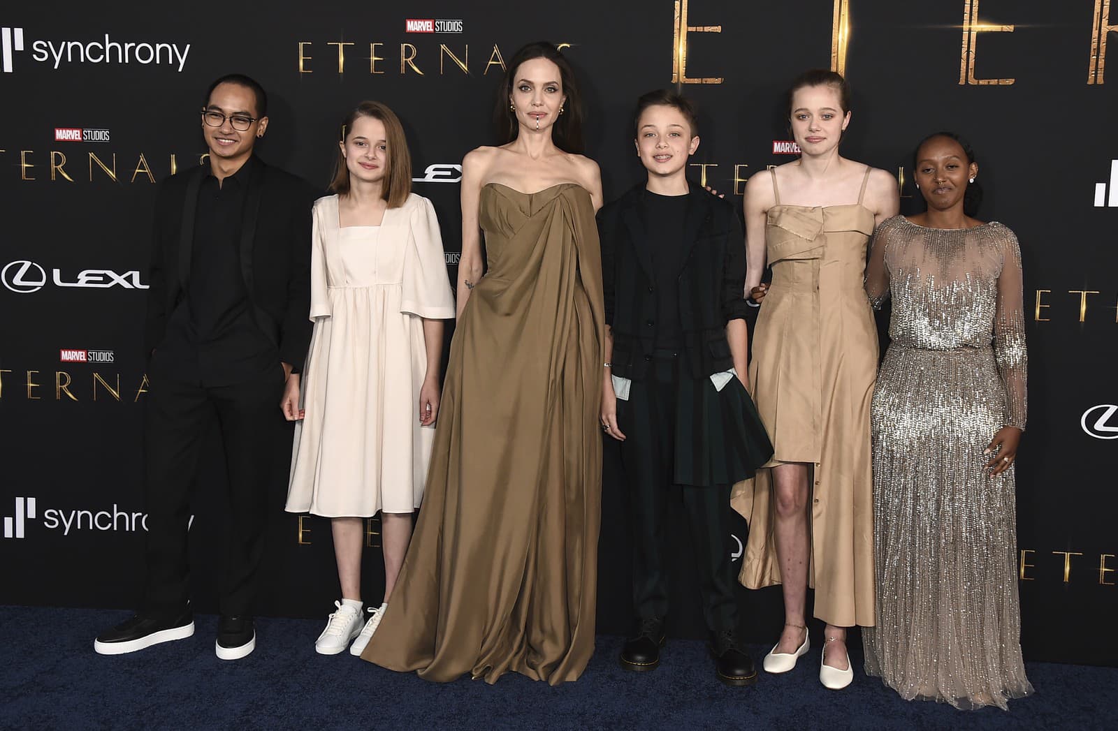 Angelina Jolie so svojimi deťmi. 