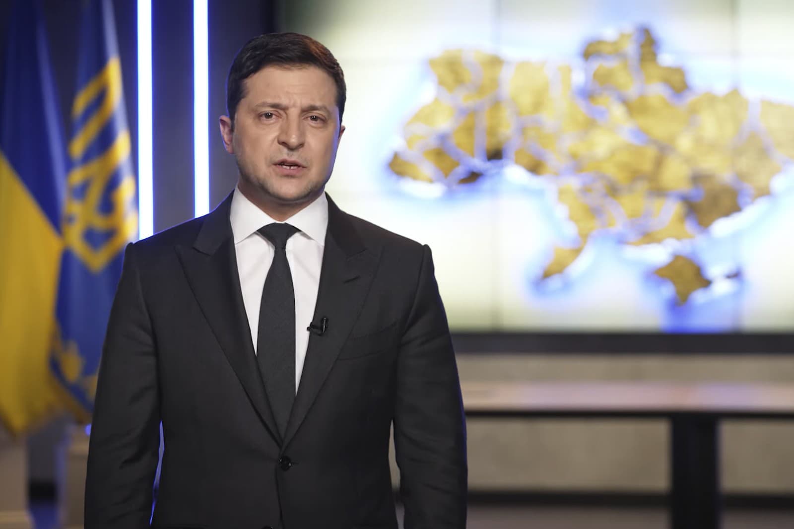 Volodymyr Zelenskyj vyhlásil stanné právo a vyzval občanov, aby nepodliehali panike.