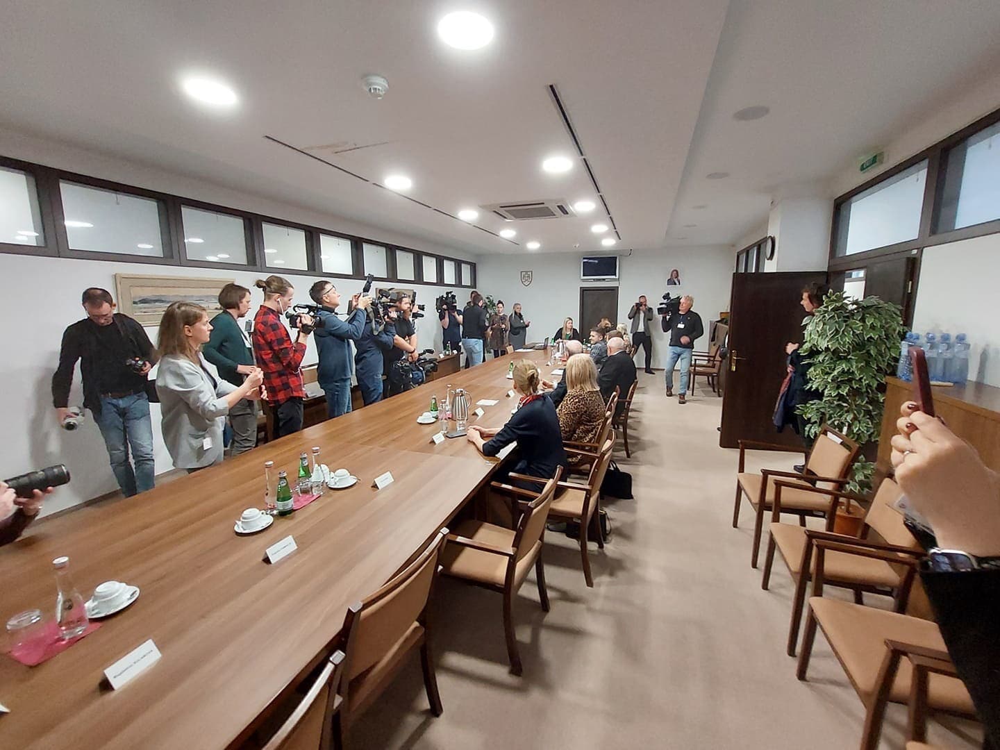 Archívny záber na rokovanie spomínaného výboru.