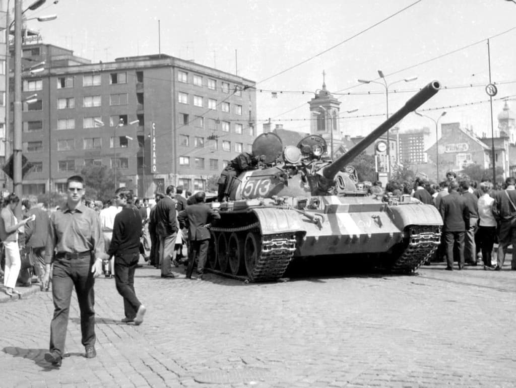 snímky z Bratislavy 22.augusta 1968, deň po vstupe sovietskych tankov do mesta.  Na snímke Štúrova ulica a Námestie SNP. 