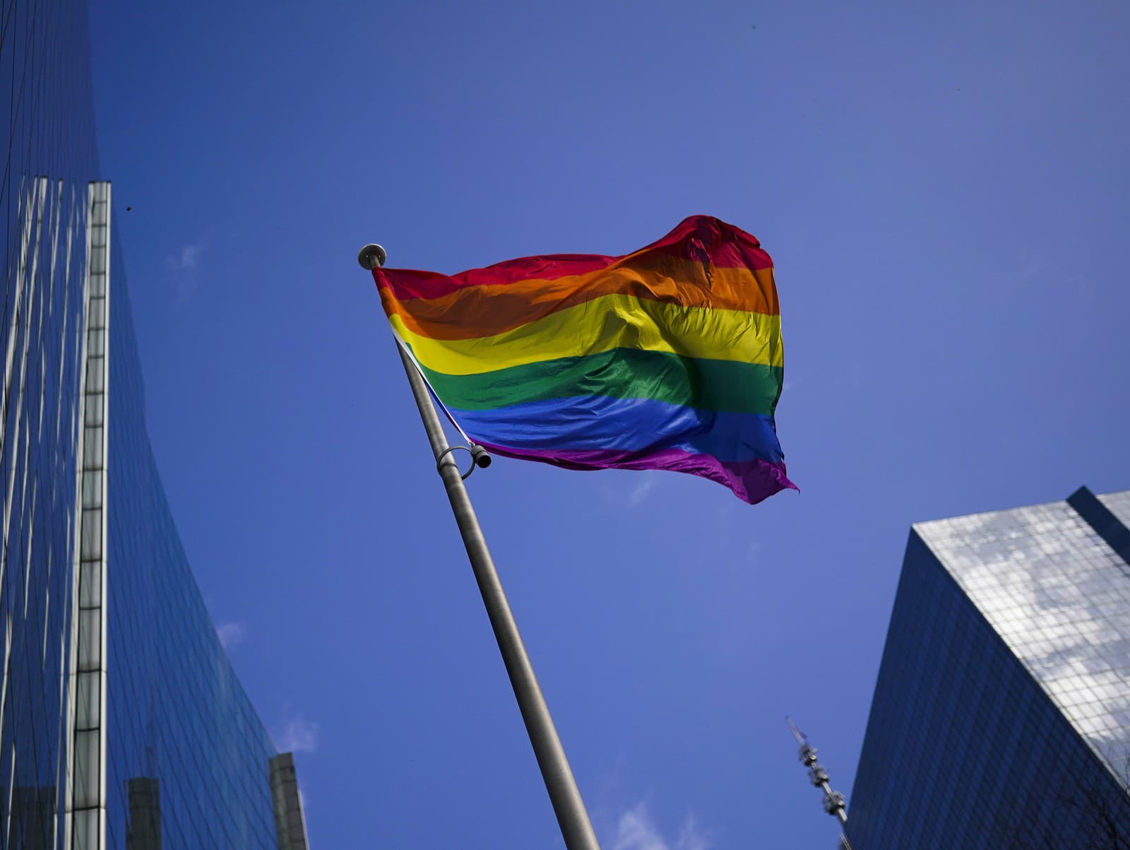 Dúhová vlajka veje na stožiari v Bruseli