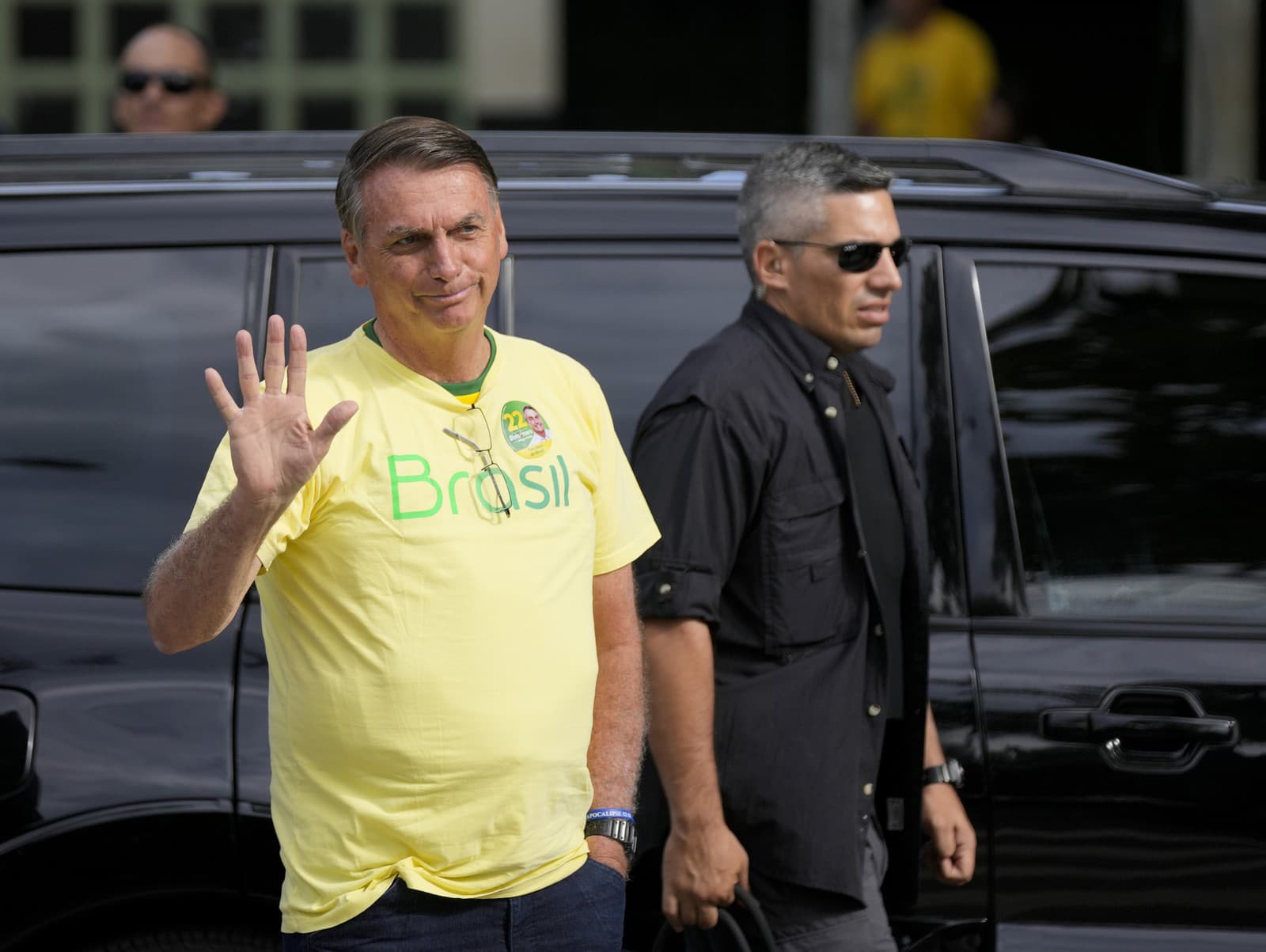 Brazílsky prezident Jair Bolsonaro (vľavo), ktorý sa uchádzal o ďalšie funkčné obdobie, prichádza voliť v druhom kole prezidentských volieb v brazílskom Riu de Janeiro v nedeľu 30. októbra 2022.