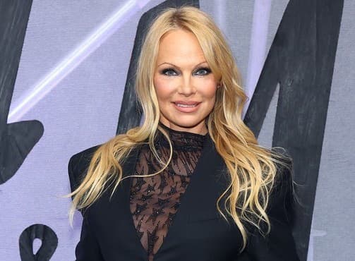 Pamela Anderson (56) v