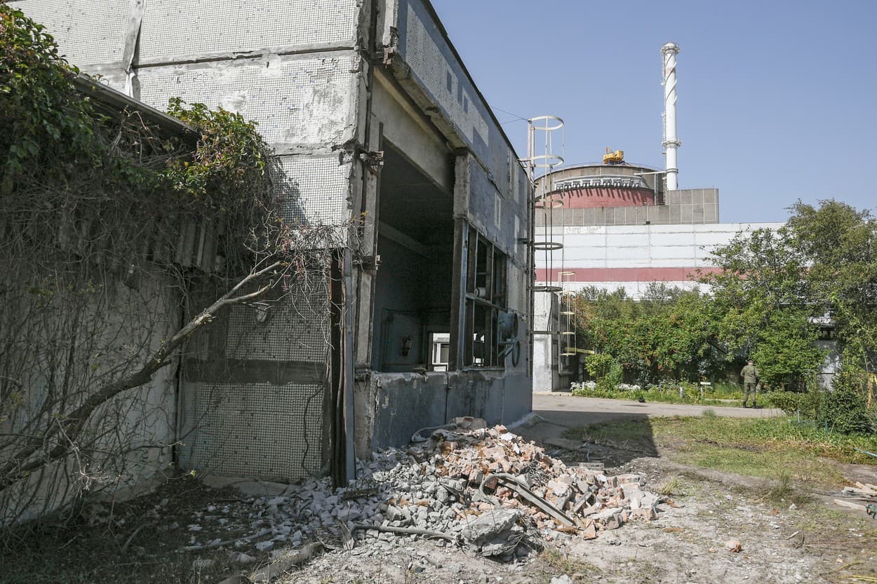 Zasiahnuté paľbou boli aj budovy v areáli elektrárne.