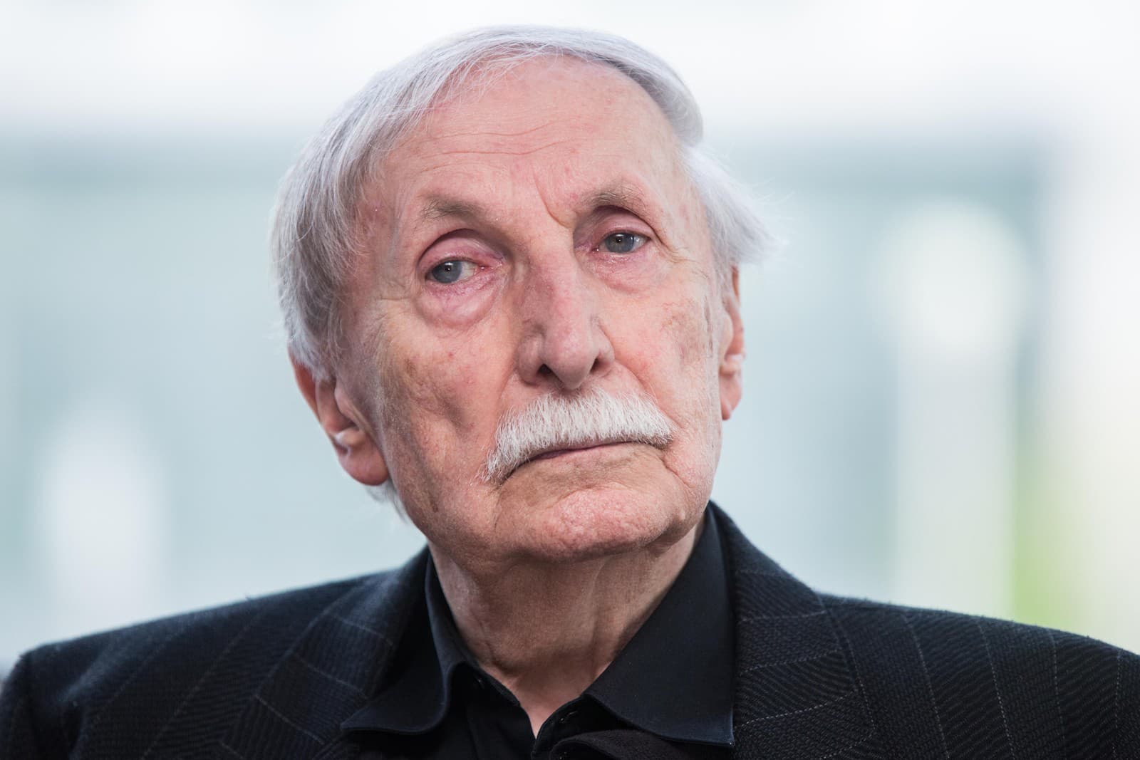 Slovenský divadelný a filmový herec Ladislav Chudík počas otvorenia výstavy Deväťdesiat rokov na svete, sedemdesiat rokov v SND, ktorú mu pripravili Divadelný ústav a Činohra SND pri príležitosti jeho životného jubilea (90. rokov). 