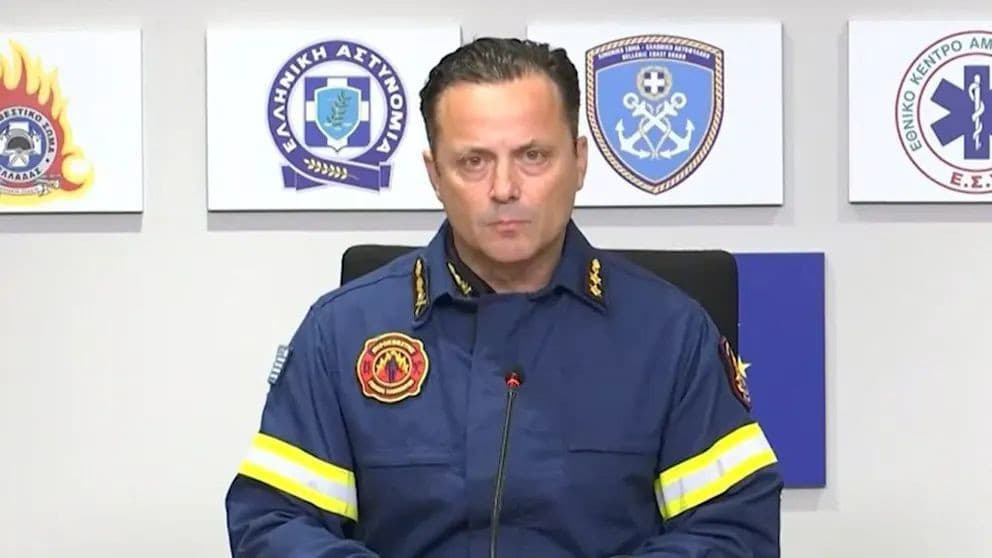 Šéf hasičského zboru Yiannis Artophios hovorí v televíznom rozhovore o príčinách lesných požiarov