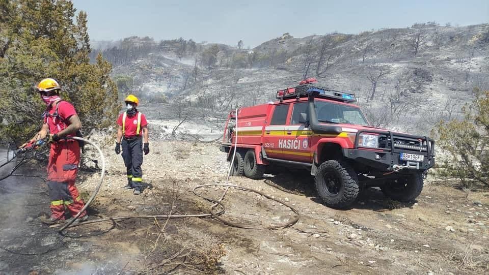 Pri požiaroch na Rodose pomáhajú aj slovenskí hasiči.