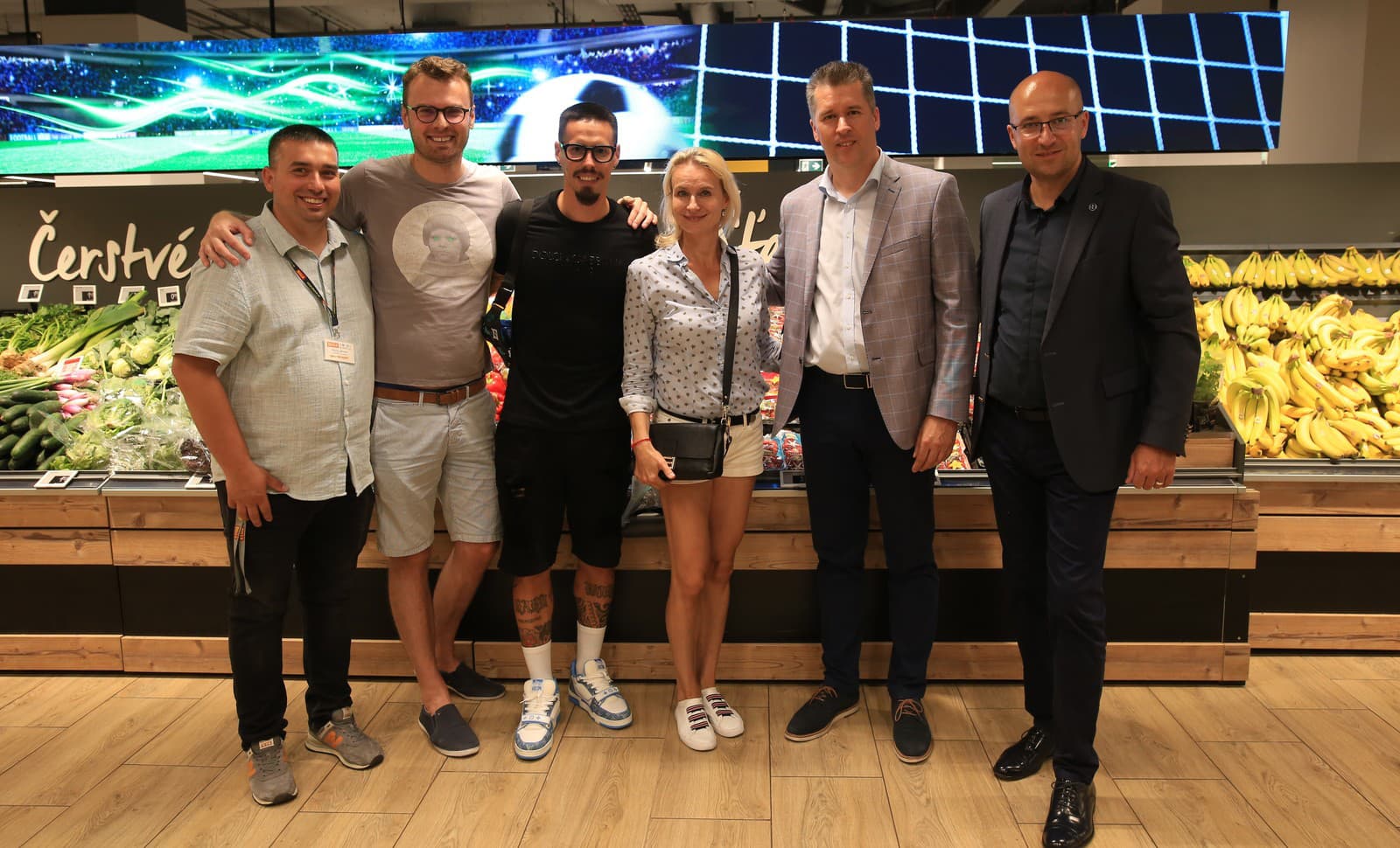 Zľava Dávid Hubač, vedúci predajne BILLA; Marek Kravjar, BILLA; Marek Hamšík; Jana Gregorovičová, BILLA; Tomáš Staňo, finančný riaditeľ BILLA; Michal Mertinyák, výkonný riaditeľ ÚLK