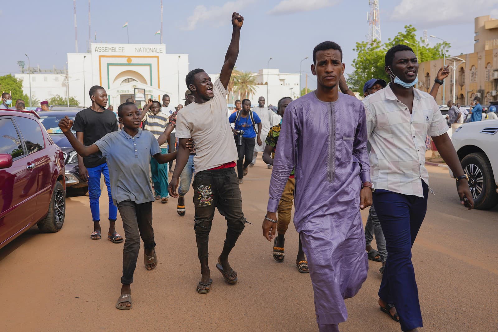 Stúpenci nigérijského prezidenta Mohameda Bazouma demonštrujú na jeho podporu v Niamey v Nigeri