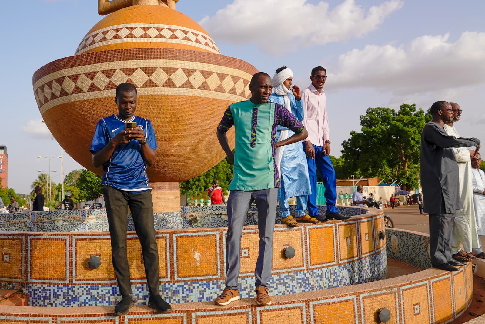 Stúpenci nigérijského prezidenta Mohameda Bazouma demonštrujú na jeho podporu v Niamey v Nigeri