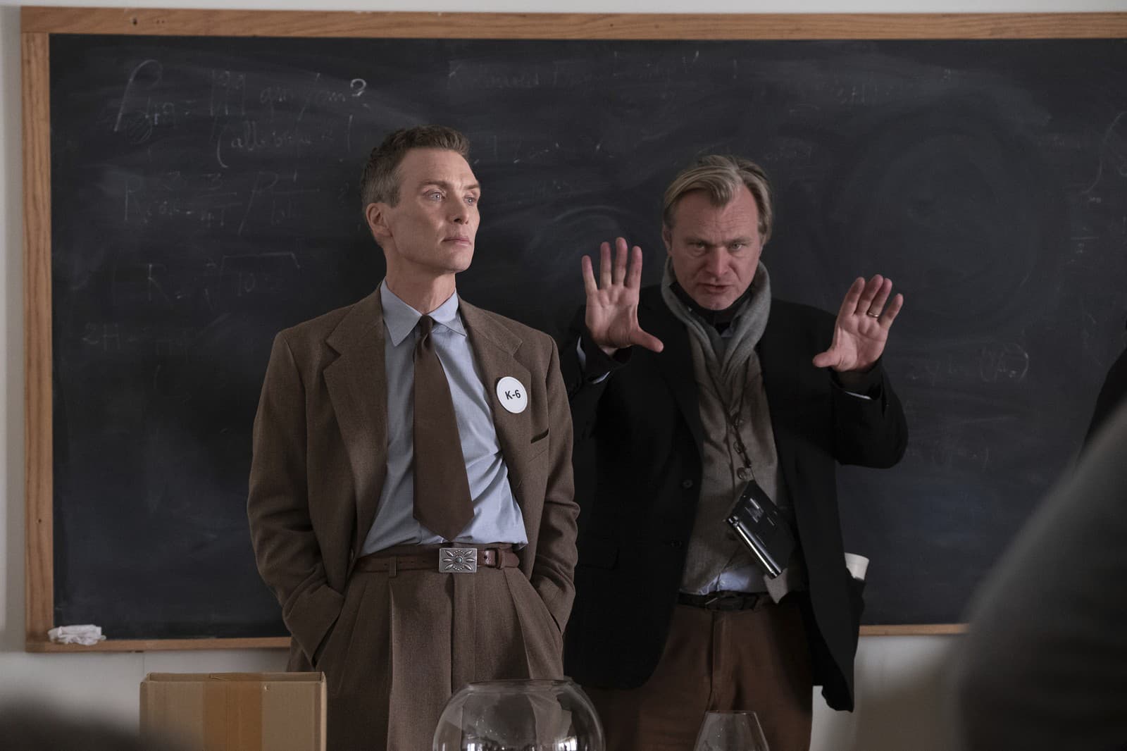 Cillian Murphy (vľavo) a Christopher Nolan počas natáčania filmu Oppenheimer